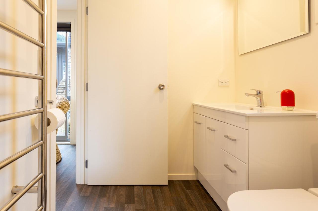 Classy Cabin - In Town - Spa Pool ควีนส์ทาวน์ ภายนอก รูปภาพ