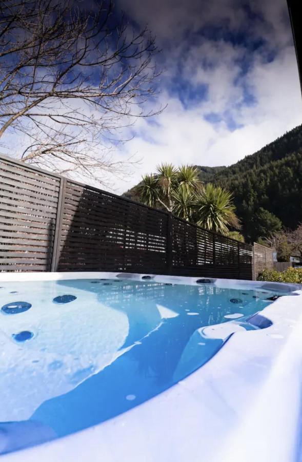 Classy Cabin - In Town - Spa Pool ควีนส์ทาวน์ ภายนอก รูปภาพ